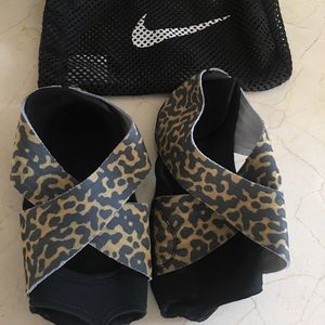Nike Pilate slippers w/mesh bag